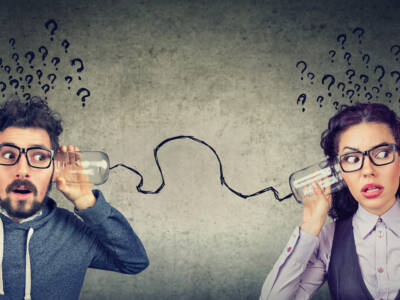 ragazzo ragazza confusi domande telefono senza fili