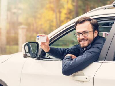 uomo auto guida guidatore patente