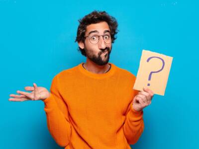 uomo punto di domanda dubbio