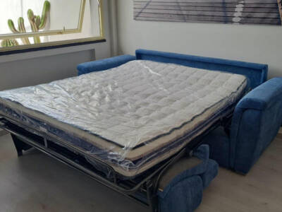 Divano letto aperto salotto