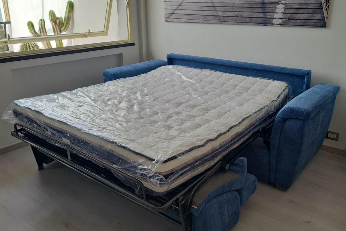 Divano letto aperto salotto