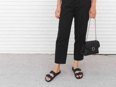 Ragazza con sandali neri borsa nera pantaloni