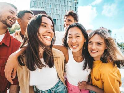 gruppo ragazze ragazzi amici