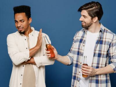 offrire bottiglia birra alcol ragazzi rifiuto amici
