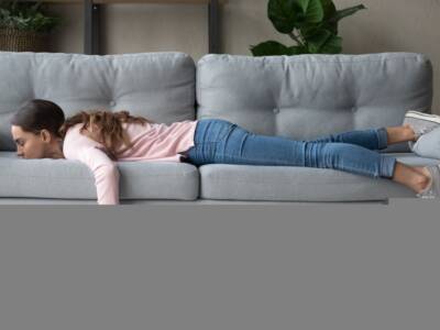 ragazza divano coricata stanchezza