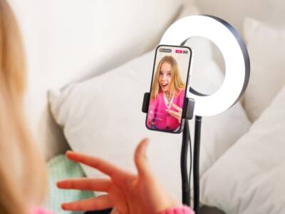 ragazza influencer smartphone video