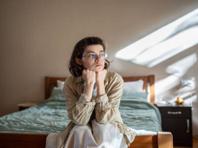 ragazza pensierosa triste letto