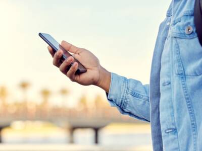 telefono smartphone ragazzo