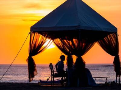 Coppia cena sulla spiaggia al tramonto