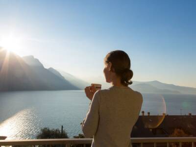 donna orizzonte lago montagne