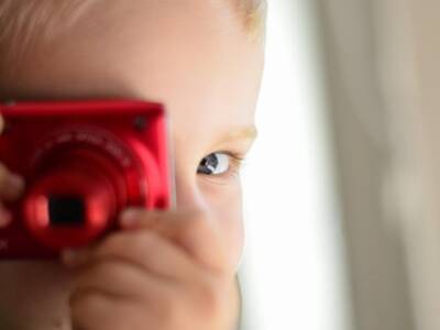 Bambino che scatta foto con macchina fotografica