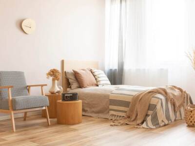 Camera da letto con letto singolo e poltrona in legno