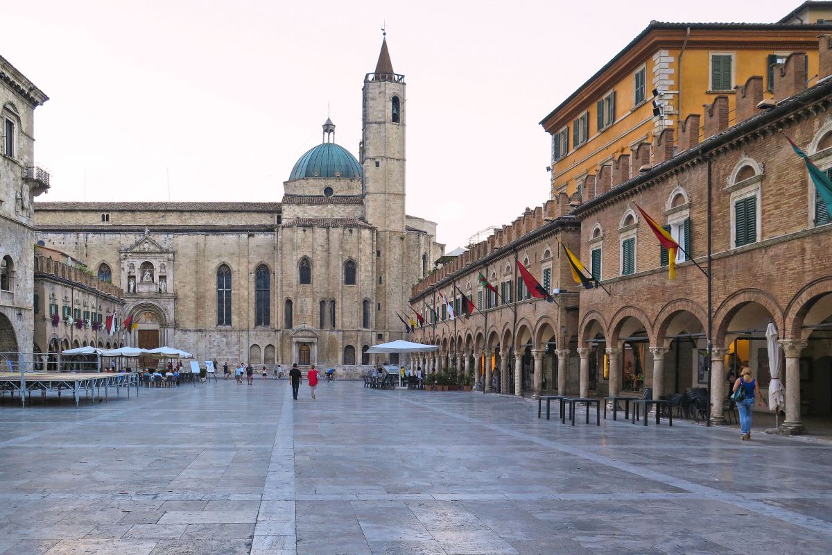 Veduta piazza del popolo ascoli piceno