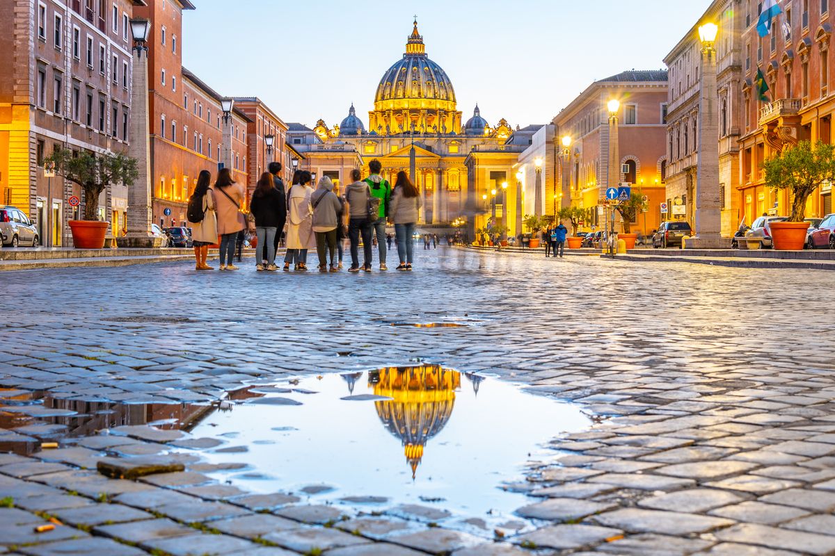 Persone che camminano per piazza san pietro a roma