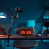 studio radio con microfono e scritta on air