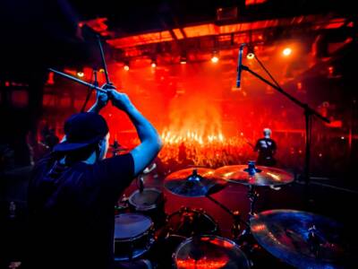 batterista suona al concerto rock