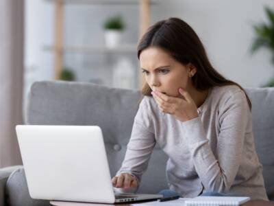 donna che legge una notizia sconvolgente sul pc