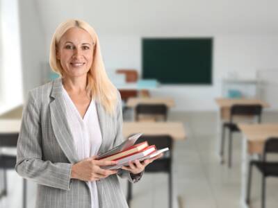 insegnante a scuola con i libri in mano