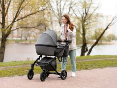 Mamma passeggia con bambino carrozzina