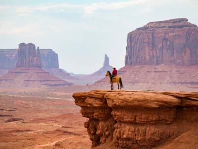 uomo a cavallo che osserva la monument valley