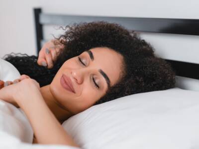 donna a letto che si sveglia dopo una dormita rigenerante