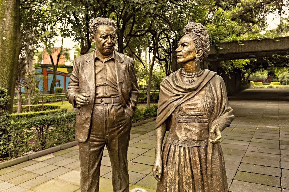 La scultura di Frida Kahlo e Diego Rivera nel parco dedicato all'artista nel quartiere Coyoacán di Città del Messico