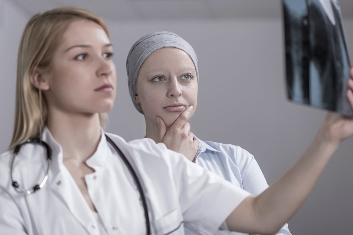 dottoressa con paziente oncologica che analizza referto