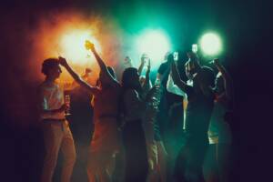 persone che ballano in un locale