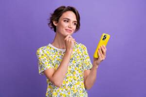 ragazza con smartphone in mano che pensa