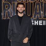 Ciro Solimeno vestito di nero all'evento di The Urban Ritual