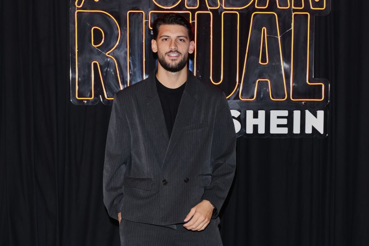 Ciro Solimeno vestito di nero all'evento di The Urban Ritual