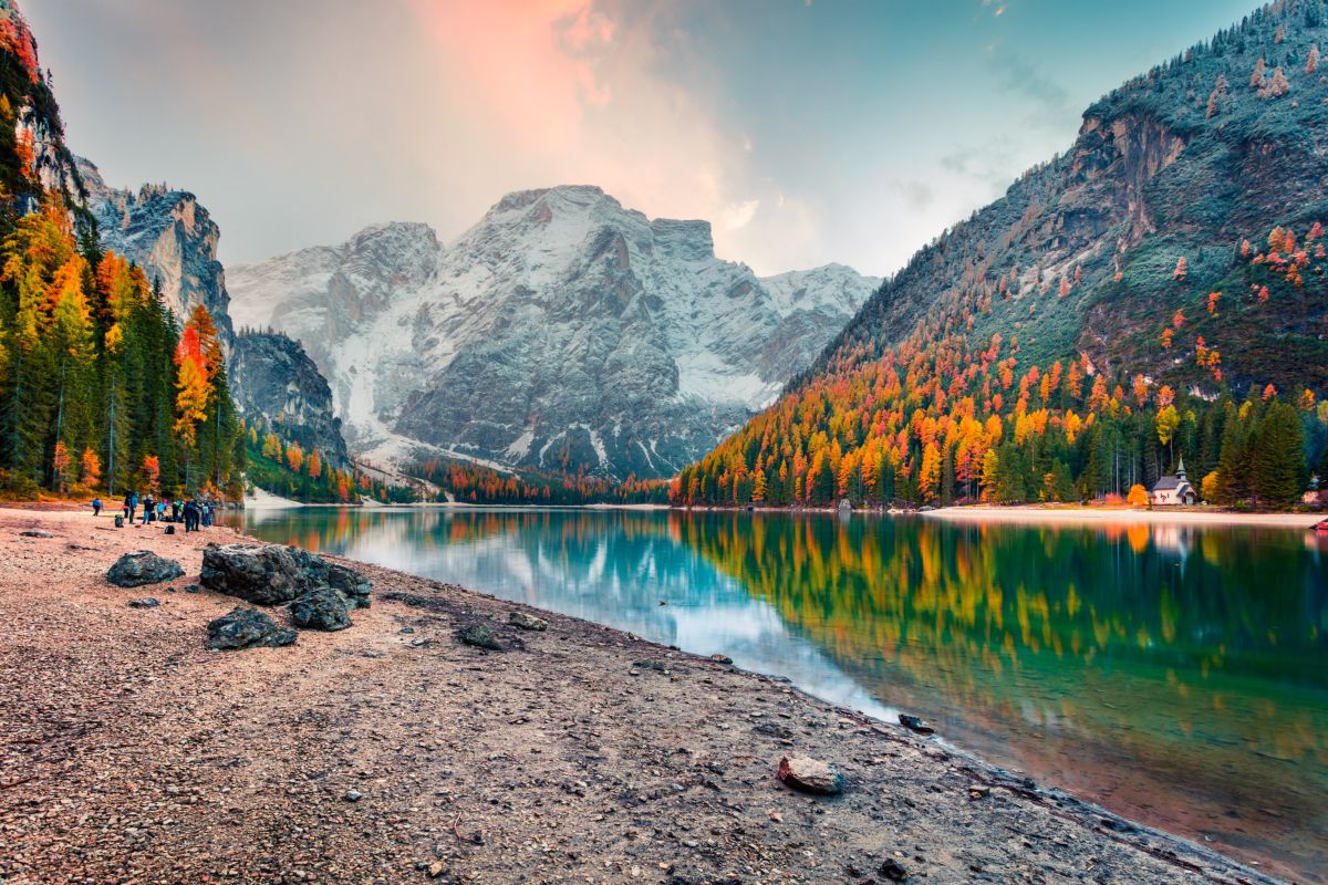 Panorama paesaggio del Lago di Braies Dolomiti