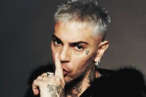 Emis Killa con dito sulle labbra in posa PH Credit: Mattia Guolo