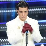 Tony Effe al debutto a Sanremo 2025