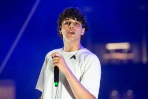 Nicolò Filippucci con un microfono in mano