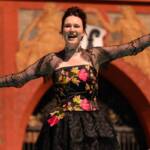 Un primo piano di Zoë Më