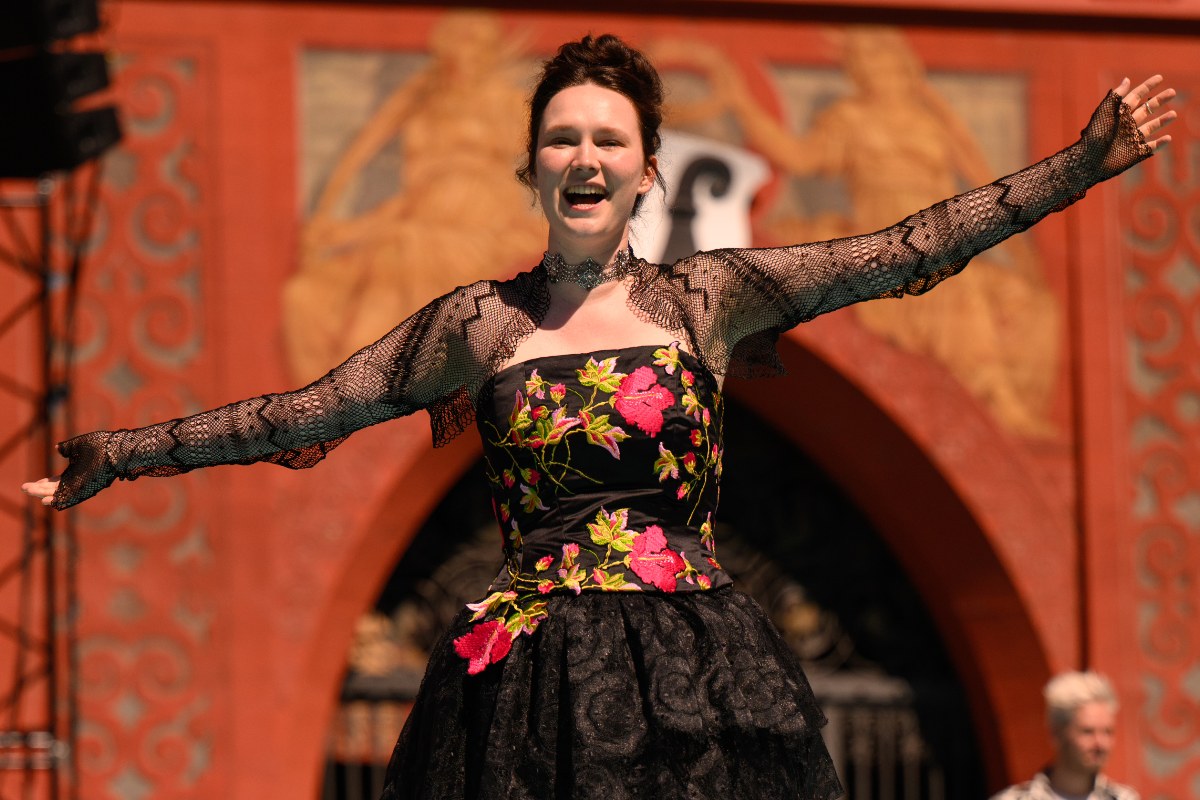 Un primo piano di Zoë Më