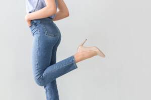 Donna con jeans sopra la caviglia, silhouette slanciata