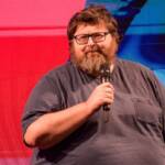 Mario Adinolfi, il giornalista in primo piano, durante un suo intervento pubblico