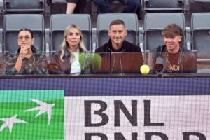 Chanel Totti, fotografata con Noemi Bocchi, Francesco Totti, Cristian Totti durante l'Open d'Italia di tennis al Foro Italico. Roma (Italia), 8 maggio 2025 (Foto di Massimo Insabato/Archivio Massimo Insabato/Mondadori Portfolio tramite Getty Images)