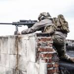 Un cecchino con il fucile di precisione in mano