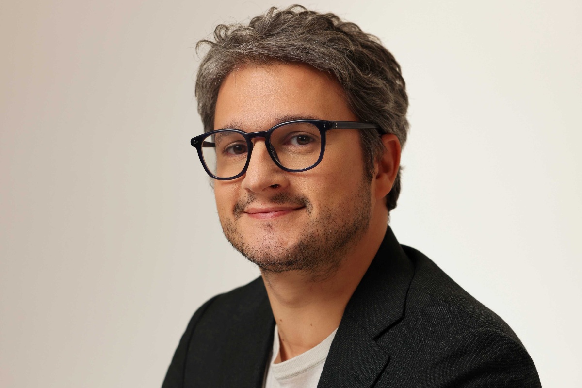 Autore best seller e psicologo Luca Mazzucchelli ritratto in un primo piano