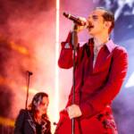 Achille Lauro si esibisce sul palco durante un concerto al Circo Massimo di Roma.