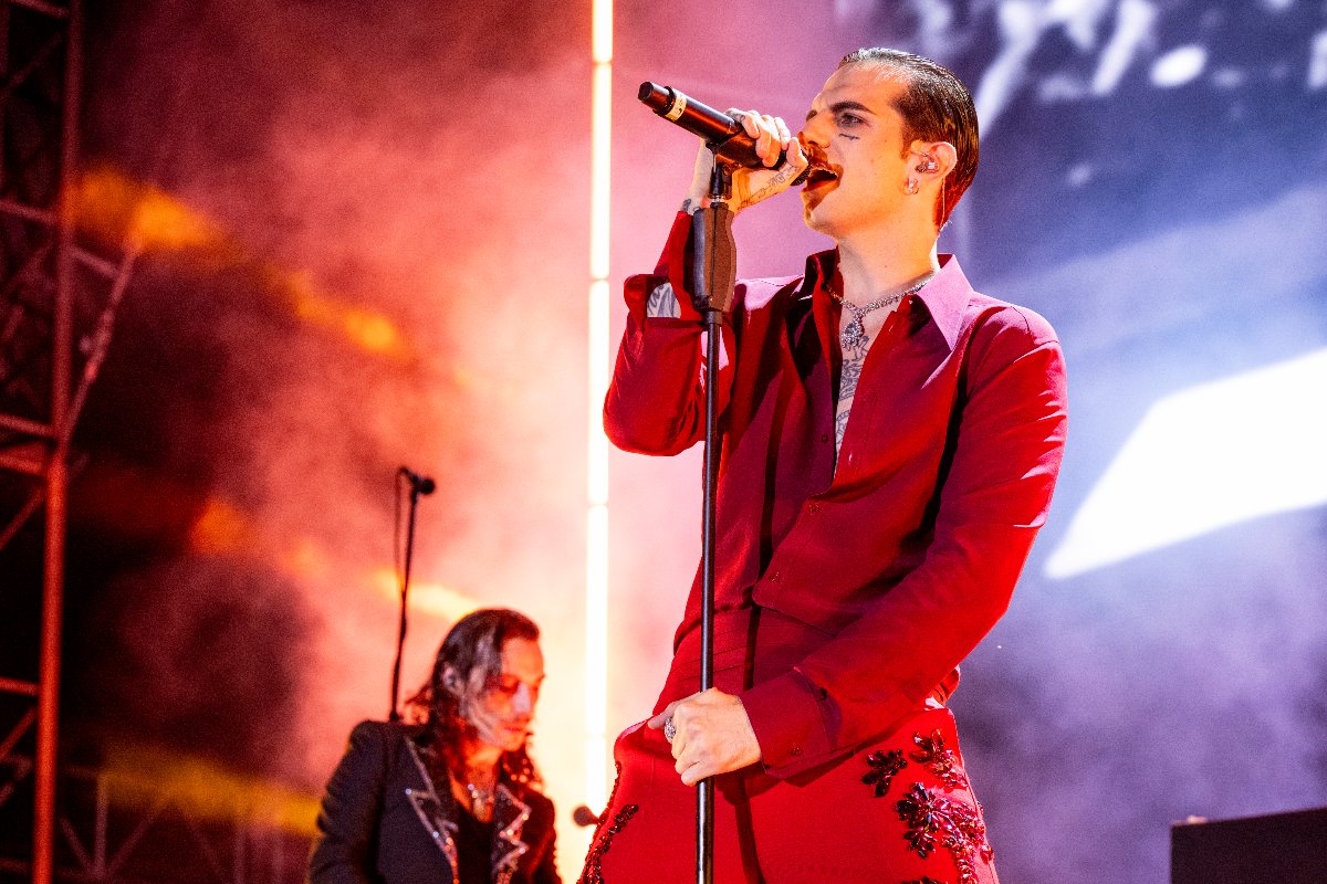 Achille Lauro si esibisce sul palco durante un concerto al Circo Massimo di Roma.