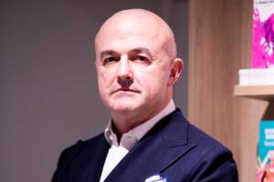 Gianluigi Nuzzi, figura nota nel panorama giornalistico e televisivo italiano, presente a Milano.