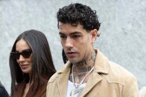 Tony Effe e Giulia De Lellis presenti alla sfilata di Ermanno Scervino durante la Milano Fashion Week Autunno/Inverno 2025