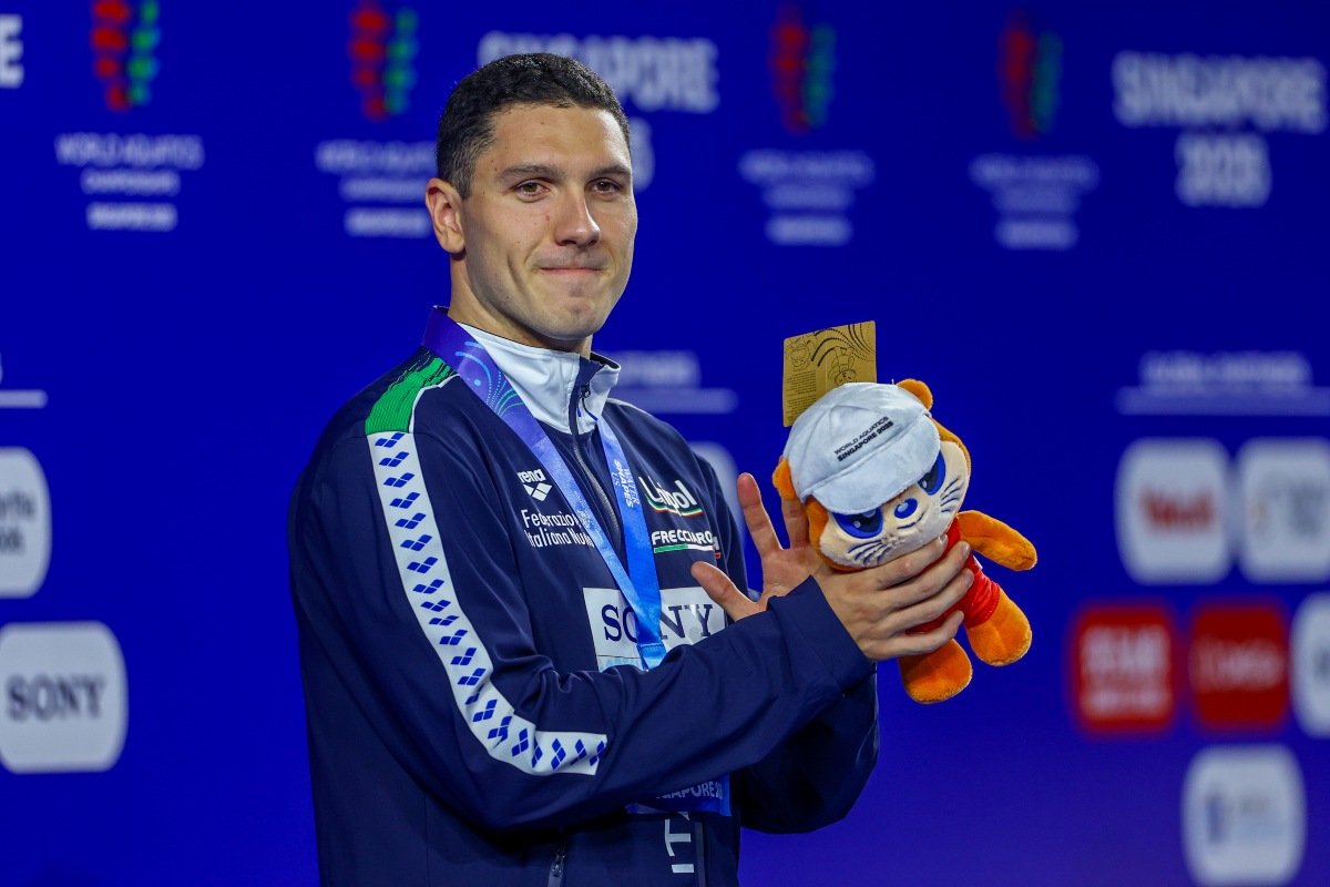 30 luglio – Oro per Simone Cerasuolo (Italia) durante la cerimonia di premiazione dopo la gara dei 50 metri rana maschili, nella ventesima giornata dei Mondiali di Nuoto 2025 a Singapore, presso la WCH Arena.