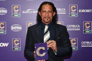 Igor Protti posa con un premio