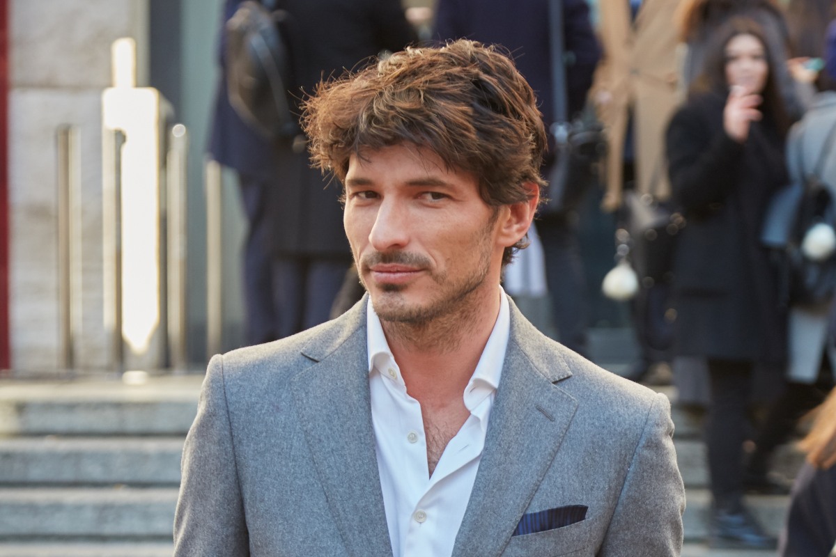 Andrés Velencoso, il modello in posa dopo la sfilata di moda di Salvatore Ferragamo, street style della Milano Fashion Week, 15 gennaio 2017, Milano.