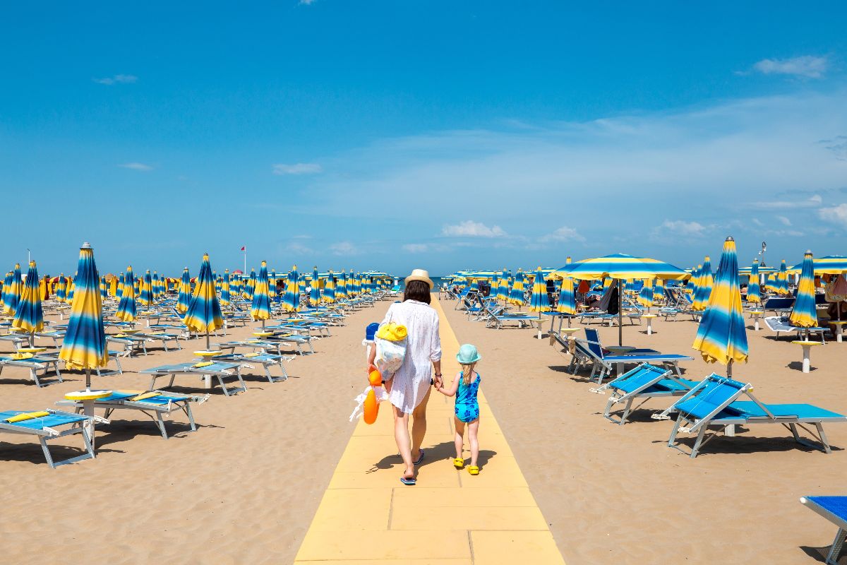 Una madre e sua figlia giungono sulla spiaggia di Rimini, in Emilia-Romagna